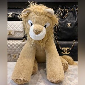🦁SUPER CUTE PLUSH STUFFED LION🦁
NIP/NIB Comes w/authentic CHANEL shopping bag🦁